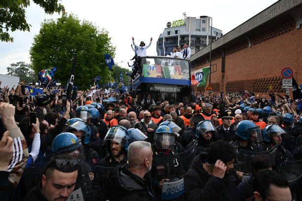 Sky Sport Italia - Terlalu banyak orang dijalanan membuat para polisi kewalahan, parade bus lebih rame dari perayaan-perayaan sebelumnya