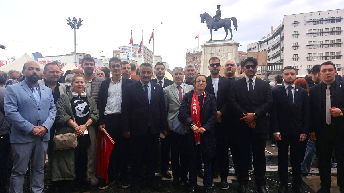 Zafer Partisi olarak atanmayan öğretmenlerimizin hak arayışlarında yanlarındaydık. Gök buz oldu yağdı, yer sel oldu aktı Ulus'ta, hak arayanlar vaz geçmedi. Yüzbinlerce atanmayı bekleyen öğretmen var. Her yıl mezun olacak olanlar ile bu sayı giderek artacak. 'Bir miktar…