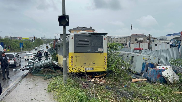 İstanbul Ümraniye’de kontrolden çıkan İETT otobüsü, bir iş yerinin bahçe duvarına çarparak durabildi.