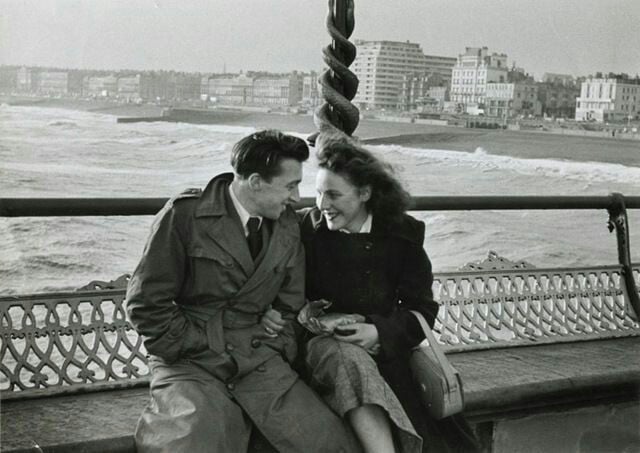 'Todos somos extraños para nosotros mismos, y si tenemos alguna sensación de quienes somos, es solo porque vivimos dentro de la mirada de los demás'. Paul Auster 📷Henri Cartier-Bresson