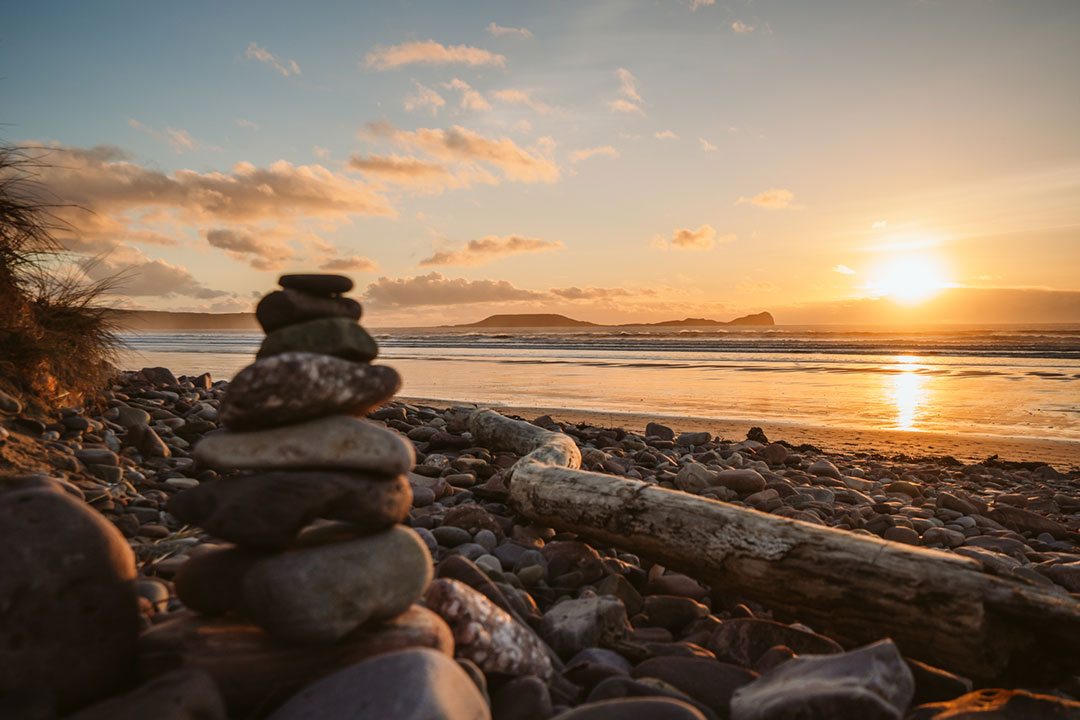 When was the last time you saw the sun set on the horizon? Book your short break in Swansea Bay now visitswanseabay.com 📷Rhossili Bay