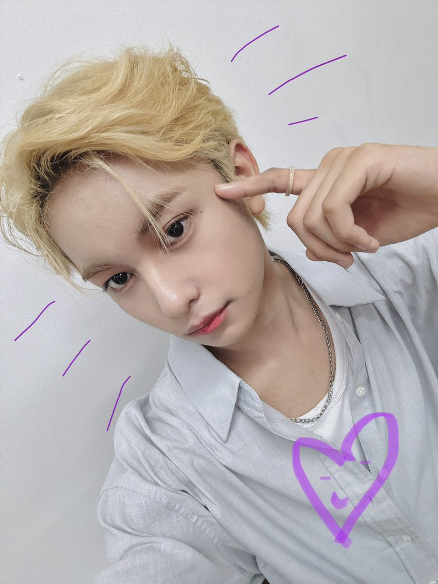 [🐰] the LUCKY fansign events were truly special and a memory I’ll never forget! 🍀❤️

The thousands of ANCHORS that we met through all the cities and places all around the Philippines are all surreal to me and I will never forget all of you! 🫶🇵🇭

It is hard to express in short