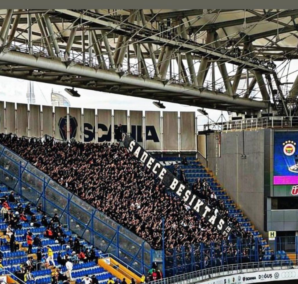 forzabesiktas's tweet photo. AÇIKLAMA!

Yıllardan beri gittiğimiz her Kadıköy deplasmanında herkesin aşina olduğu ve yedi düvele nam salmış Beşiktaş tribünün imzası taşıyan pankartlarımızın Kadıköy deplasman tribününde görünmemesi Beşiktaş’a gönül vermiş taraftarlarımızın gözünden kaçmamıştır.
Maçtan günler öncesinde gerekli mercilere hem bizim tarafımızdan hem de kulübümüz tarafından asılacakları yer bilgilerine kadar bildirilen, maçın olduğu sabaha kadar da hazırlıklarını sürdürdüğümüz üç farklı pankartımız için farklı nedenler gösterilerek asılmasına yetkili merciler tarafından izin verilmemiştir.
Tribünde yer almasını planladığımız pankartlarımız sırasıyla şu şekildeydi; şiarımız olan ve gittiğimiz her yerde sancak olarak taşıdığımız “Sadece Beşiktaş” pankartımız son 10 senede gidilen her Kadıköy deplasman tribününde en ön tarafta bulunan reklam panosunda yerini almasına ve tekrardan aynı alana asılmasına öncesinde izin çıkmasına rağmen maça birkaç saat kala herhangi bir neden belirtilmeden müsaade edilmemiştir ve sonrasında asmak istediğimiz yan demirlerden de farklı bahaneler bulunarak indirtilmiştir, Fenerbahçe maçına özel hazırladığımız “Siyah Beyaz Rengimiz Alemde Yok Dengimiz” 50 metrelik dev pankartımızın önceki senelerde defalarca pankart astığımız ön demirliklere asılmasına kamera açısını kapatıyor diye izin çıkmazken tribünün arkasında bulunan demir bloklara asabileceğimiz söylenmiş olup yine maçtan birkaç saat önce yükseklik bahane edilerek müsaade edilmemiştir, son olarak tribünümüzün tek çatısı “çArşı” pankartı yeniden bu maç için tasarlanmış haliyle tribünde olacakken nedensizce engellenmemiştir.
Başta Fenerbahçe ve Galatasaray olmak üzere Anadolu takımlarına bile uygulanmayan bu gibi KEYFİ VE ANLAMSIZ yıldırma hareketleri içinde olan davranışlar bizi Beşiktaş sevgimizden geri koymayacaktır. Yönetimimizin bu konuyu takip edeceğine, taraftarlarımızın da gerekli kamuoyunu oluşturacağına canı gönülden inanıyoruz.
çArşı