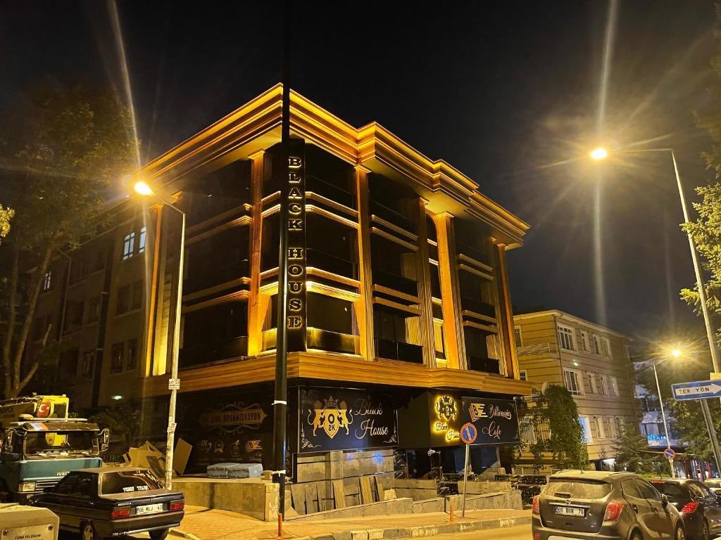 🏩 Ankara'nın göbeğinde birileri 'Black House' ismi ile kaçak otel işletsin! 🛑 Kültür ve Turizm Bakanlığı ancak patronun müşterilere dönük ağır hakaretlerinin sosyal medyada paylaşılması üzerine kaçak otelin kapatılması için soruşturma başlatsın! 🛎️ Fıkra değil, gerçek!