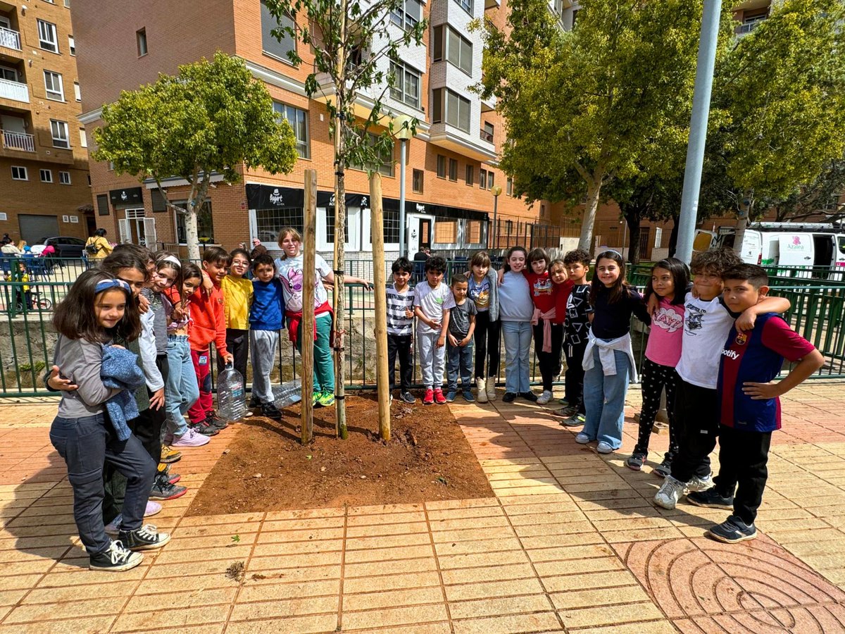 Vila-real renaturalitza els voltants de la sèquia Major
Els alumnes del col·legi Cervantes han participat en la plantació d'arbres als voltants del centres educatius
Vila-real I...
vila-realinformacio.com/vila-real-rena…