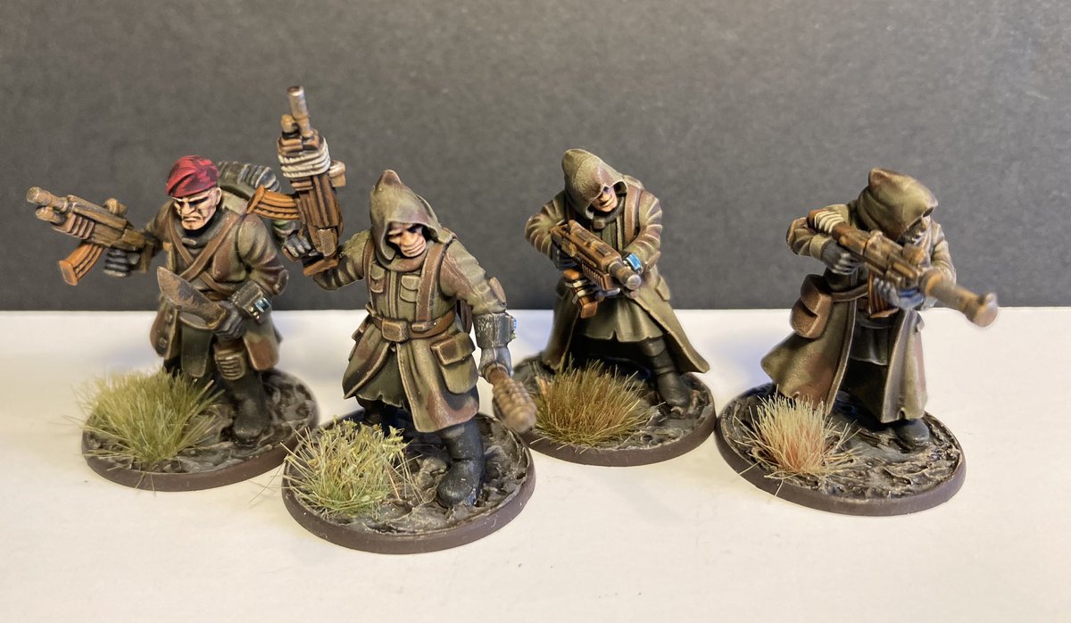 Testing new washes! Speed painted @NorthStarFigs Scavengers. From L to R: old Agrax, new Agrax + old Nuln + matt medium (3:1:1), AK: brown + black + Lahmian and lastly AK:s brown + black + AK medium. #zonaalfa #wepaintminis #Warmongers #wargaming #miniaturepainting #28mm