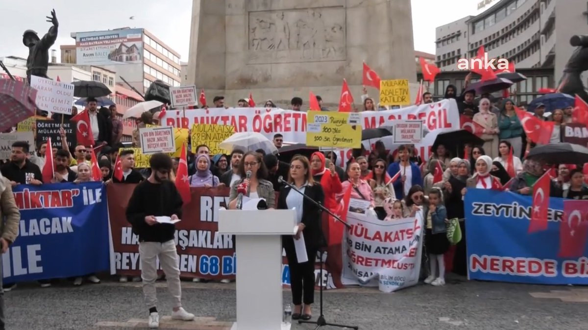 Atanamayan öğretmenler Ankara'da eylem yaptı: '2023 KPSS puanı ve sıralamalarımızla mülakatsız 68 bin öğretmen atamasının yapılmasıyla birlikte görevimizi yurdun her bir köşesinde icra etmeye hazırız.'#mülakatsız68binöğretmenUlusta