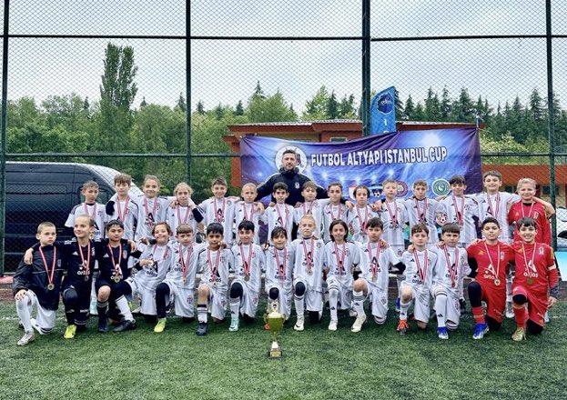 Beşiktaş Artaş U-10 Akademi Takımımız, Futbol Altyapı İstanbul Cup’ta Namağlup Şampiyon oldu.👏