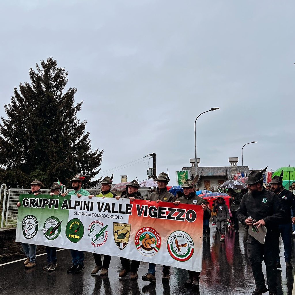 Decimo raduno dei Gruppi #alpini della Valle #Vigezzo. Nonostante la pioggia una grande partecipazione. Alpini #orgoglio italiano. Ci vediamo a #Vicenza per l’ #adunata! @ana_web