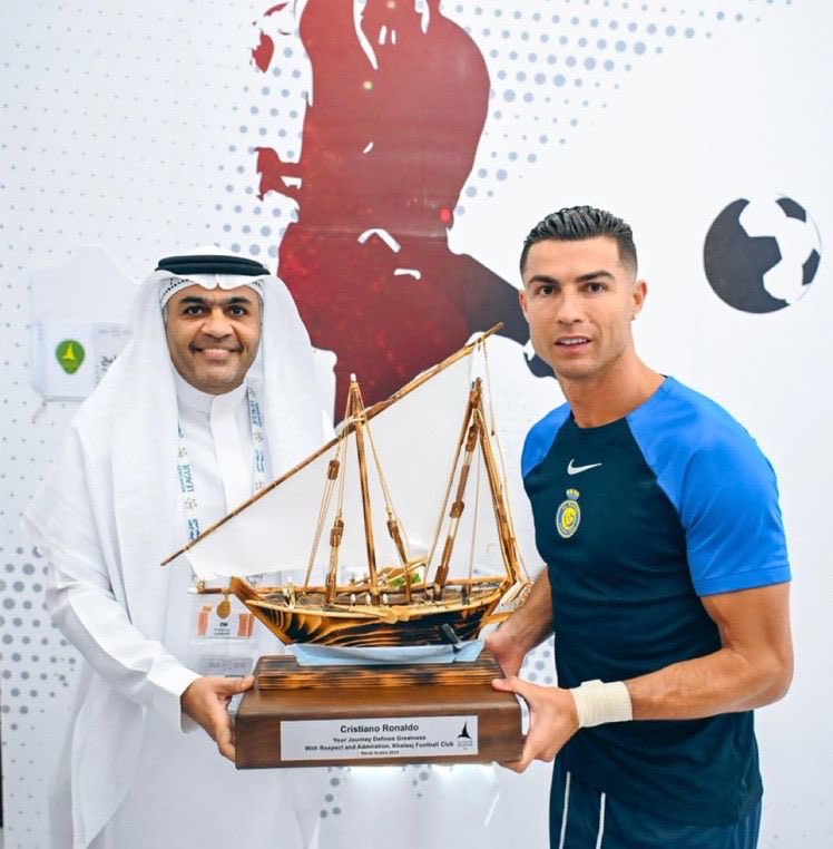🚨Gulf club president honored Cristiano Ronaldo for becoming the All time topscorer of Football.