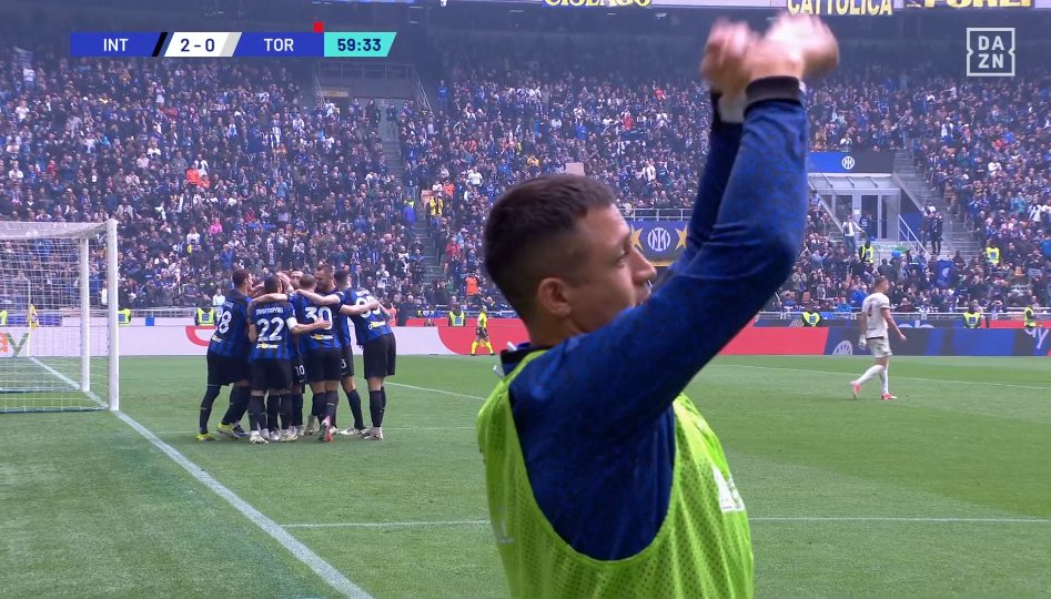 L'immagine del giorno: l'Inter festeggia il 2-0, Sanchez chiede immediatamente a Inzaghi di farlo entrare 😂😂