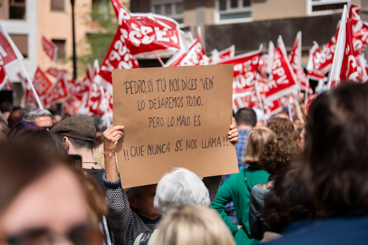 Militantes y simpatizantes del PSOE se concentran en València para apoyar a Sánchez: 'Merece la pena quedarse' 🔗 europapress.es/comunitat-vale… 📸 Jorge Gil - Europa Press