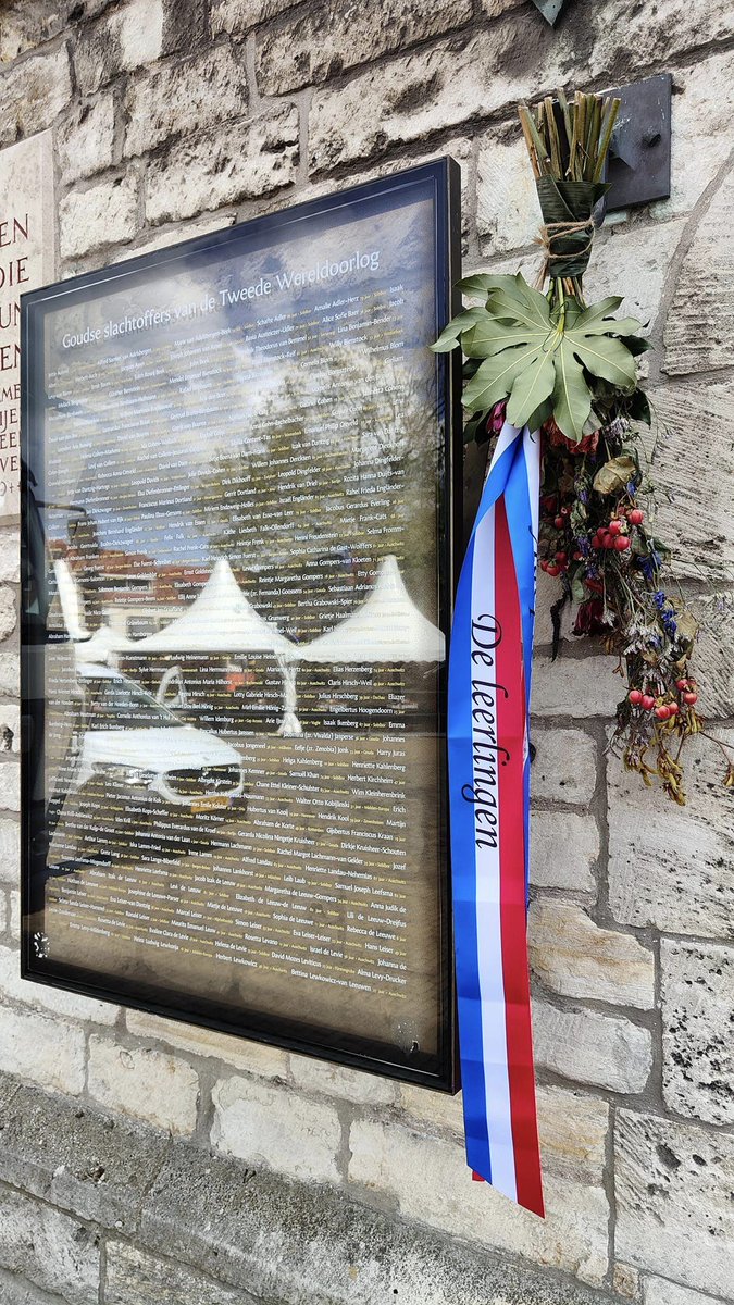 Leerlingen hebben ook een krans opgehangen voor de Goudse oorlogslachtoffers voor 'Adopteer een Monument', bij het oorlogsmonument aan het stadhuis in  #Gouda. #dodenherdenking #4en5mei 4en5mei.nl/educatie/adopt…