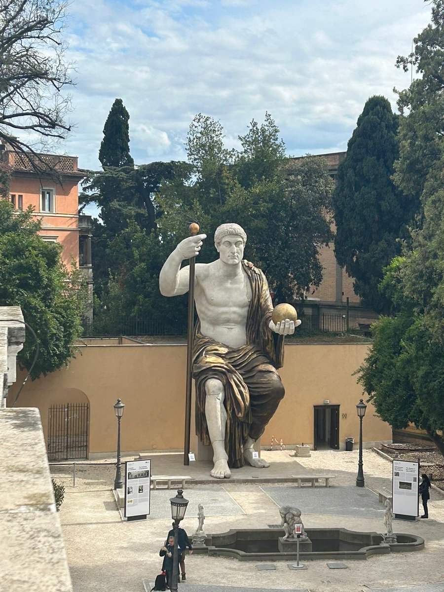 #Rome is working on multiple projects to bring back the #Eternal City in its ancient form. One of the projects was a copy of the 13-meter-high statue of #Constantine the Great, located behind the #CapitolineMuseums, which is definitely worth a visit!
#Rome #Italy #MuseiCapitolini