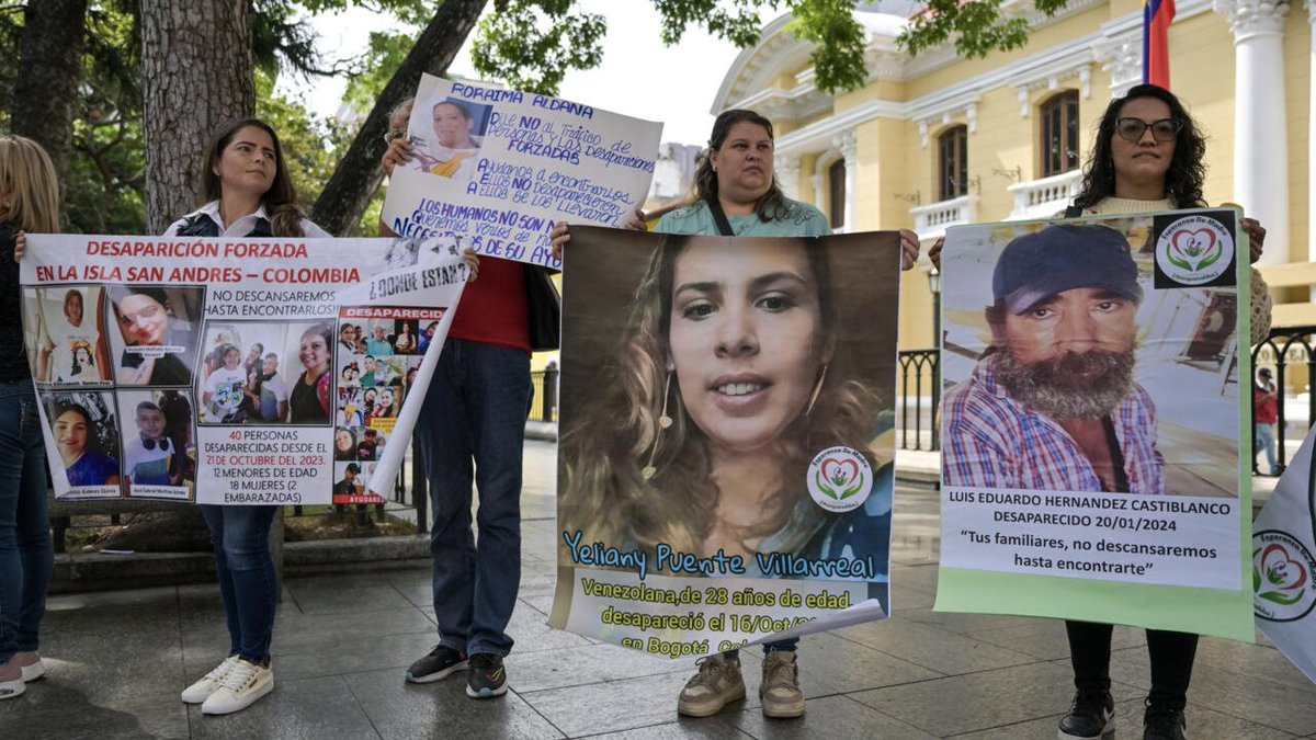 infopublicave's tweet photo. 📢Familiares de al menos 77 migrantes desaparecidos provenientes de diferentes lugares de Venezuela protestaron pacíficamente el viernes, cerca de la AN, para pedir ayuda que les permita conocer su paradero. Se trata de personas que no llegaron sus destinos. https://t.co/SGsas8tWi3