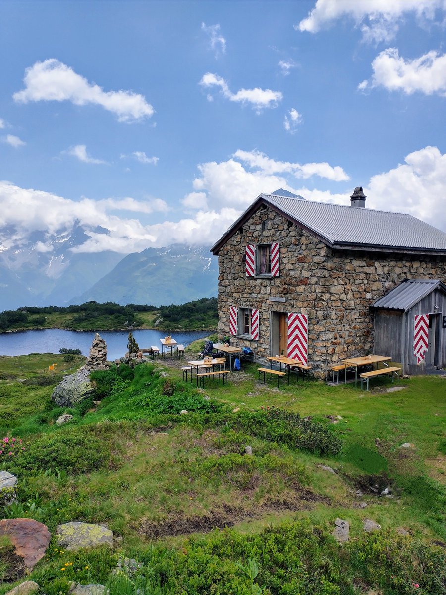 The Sunniggrathütte (1,978m) sits on a sunny ridge 600 meters above the tranquil Arnisee. For those looking for an enjoyable and approachable day trip this coming summer, add this hike to your list! #Switzerland 🇨🇭