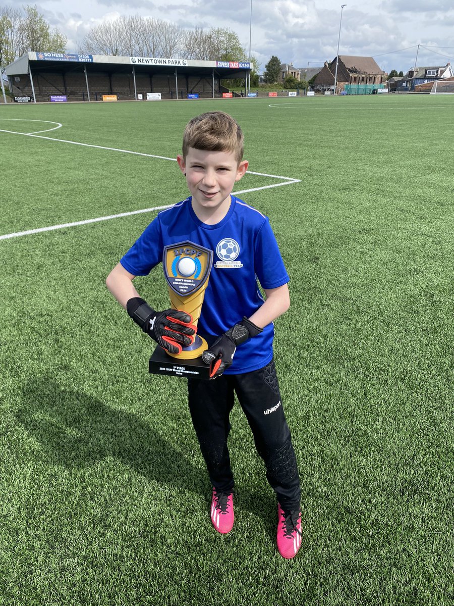 Delighted to give the @CPfootball_SCO Development Squad players , coaches ( and some parents ) the chance to lift the @ifcpf World Championship Trophy at their training session this morning - Futures looking bright for CP Football in Scotland 🏴󠁧󠁢󠁳󠁣󠁴󠁿 ⚽️🏴󠁧󠁢󠁳󠁣󠁴󠁿🏆