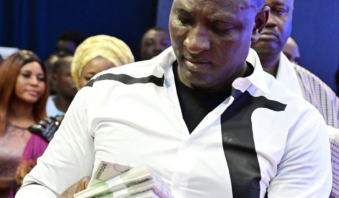 Breaking News: Prophet Jeremiah Fufeyin hailed as a hero for his 20 million naira cash donations to feed the poor in Nigeria (Watch Video) dlvr.it/T676Pp