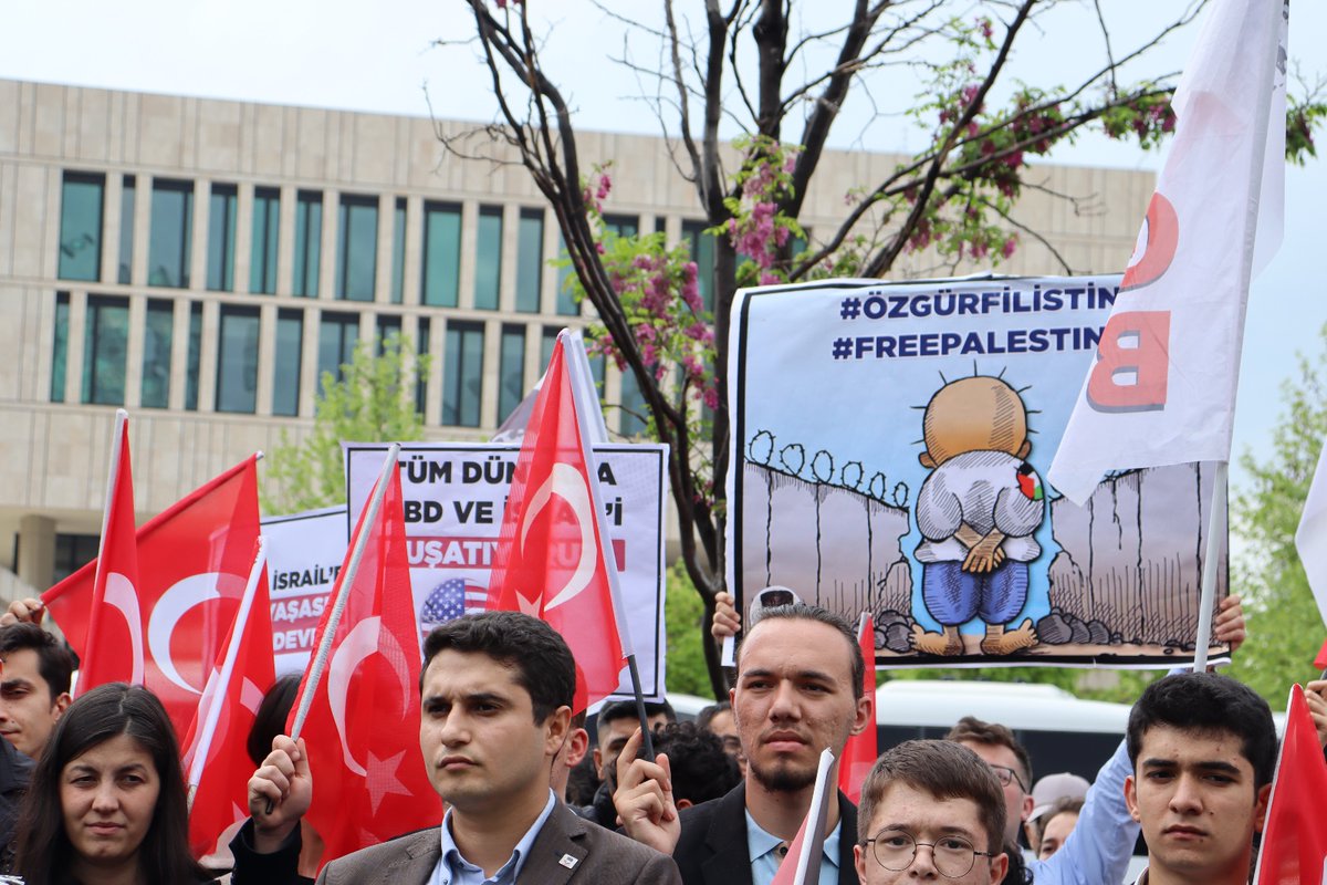 🔴ABD ve İsrail'e karşı başlayan uluslararası intifadayı ABD Büyükelçiliği önünden selamlıyoruz! Siyonist işgali protesto ettiği için gözaltına alınan öğrencilerin, akademisyenlerin yanındayız.🇹🇷🇵🇸