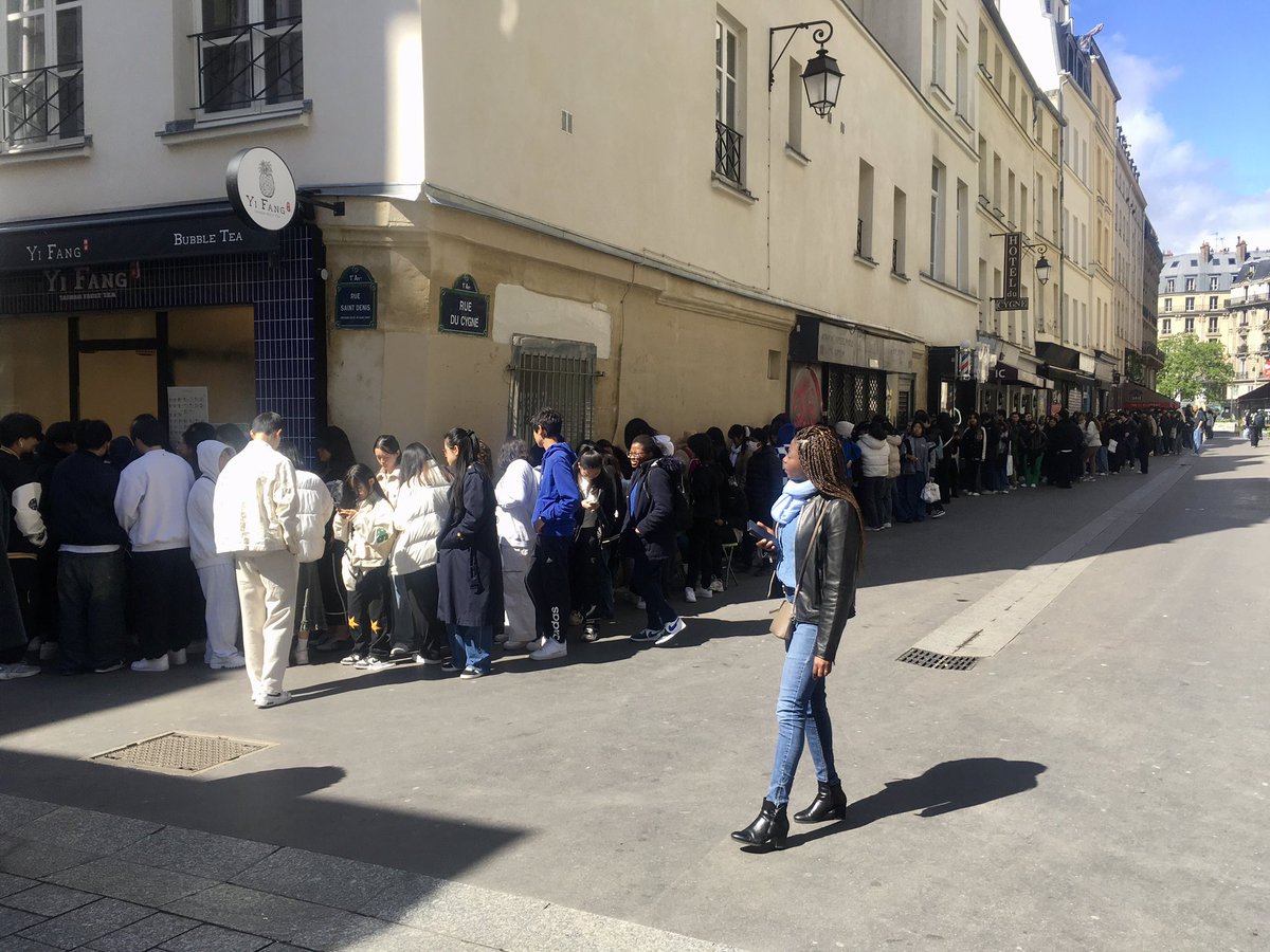 There is no surprise that the world is a mystery to me, but even so, this 200m queue for a new Taiwanese bubble tea shop this morning does not compute. I can take a guess at Taiwan, but I really couldn’t tell you what bubble tea is, and doubt I’d queue for it.