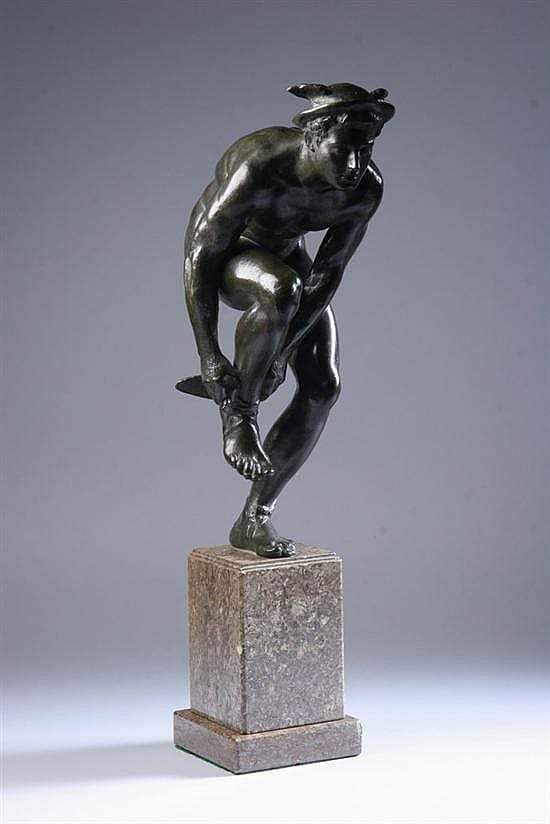 Mercurio atando su sandalia . Ludwig Cauer. Alemán 1866-1947. bronce.