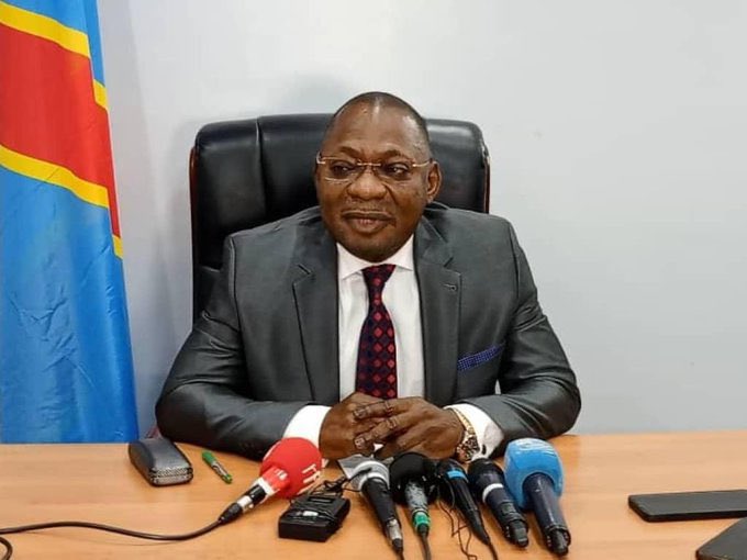 #RDC 🇨🇩 : dossier  forages  et lampadaires, le Ministre des finances @nskazadi , François Rubota, Mike Kasenga et Samba Batshili interdits de sortie de la RDC.

L’un d’entre eux a été débarqué de l'avion hier à l'aéroport international de Ndjili avec confiscation de passeport .…