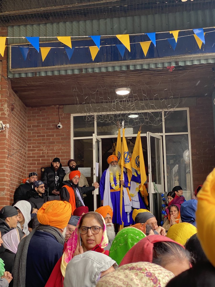 Thanks to ⁦@Rupert_Matthews⁩ punctuality we were able to spend some time listening to the early prayers and ardaas and enjoy a quick cup of cha before heading to Holy Bones Gurdwara in sufficient time for the start of the #nagarKirtan procession. 🙏🏼 #leicester