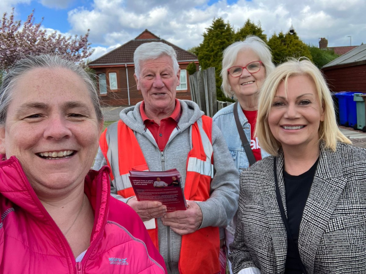 Out on Dalmilling Road, Ayr speaking to voters with @ScottishLabour Councillor colleagues from South and East Ayrshire. Vote for @elainestewart2 in Ayr, Carrick, and Cumnock at the General Election.