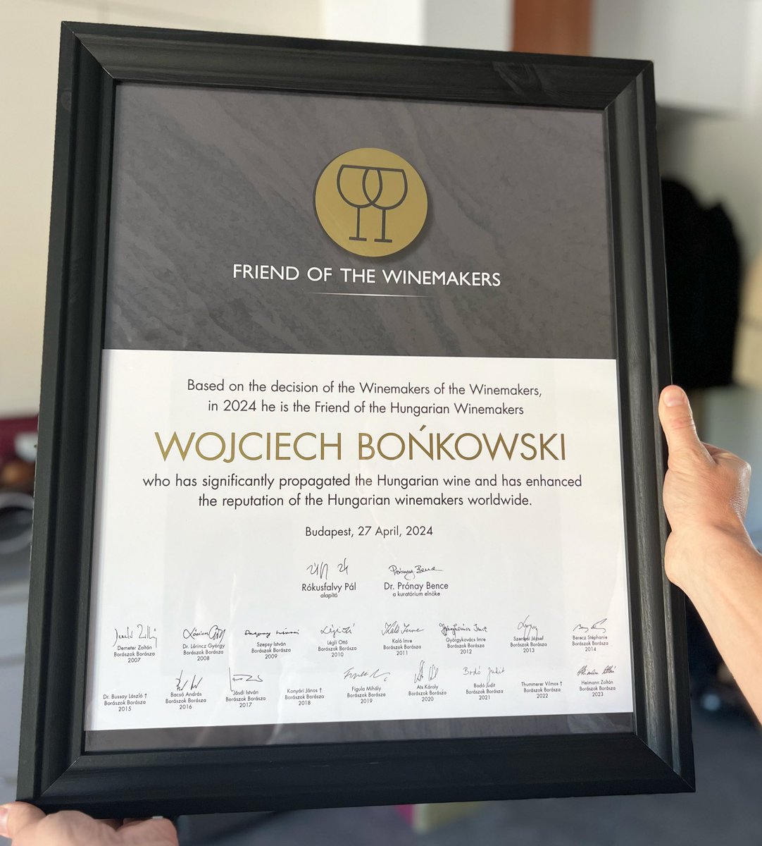 It’s a wonderful honour to receive the prestigious Friends of Winemakers award from Hungarian vintners, many of whom are indeed good friends. 🇭🇺

#winesofhungary