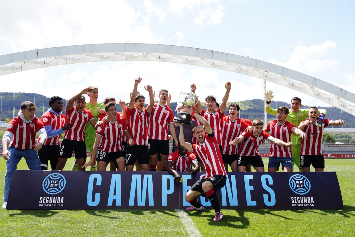 🏆 El #BilbaoAthletic recibe el trofeo de campeón de Segunda Federación en Lezama. Zorionak, mutilak. ¡A seguir creciendo! #BilbaoAthleticGernika #AthleticLezama 🦁