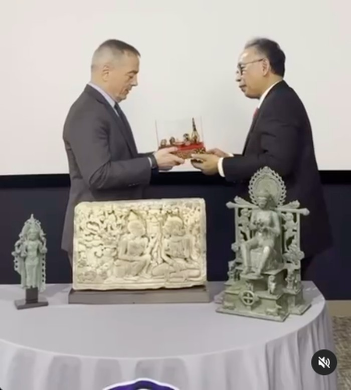 detikcom's tweet photo. #Foto Artefak langka dari era Majapahit dicuri orang dan diselamatkan di New York, Amerika Serikat (AS). Begini bentuknya.

>> https://t.co/h5yq2RQz7L

Foto: dok. IG KJRI New York

#detikcom #ArtefakLangka #NewYork #Majapahit https://t.co/kukjMY38VN
