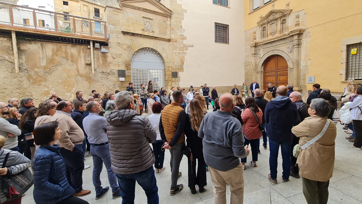 Moltes gràcies a les més de 150 persones que ens heu acompanyat este matí a la ruta cultural. Hem visitat els Reials Col·legis i la Catedral de #Tortosa, amb les explicacions d'un guia excel·lent, gràcies Joaquin! 👏🏼 I en acabar la ruta, vermut de proximitat! 😉