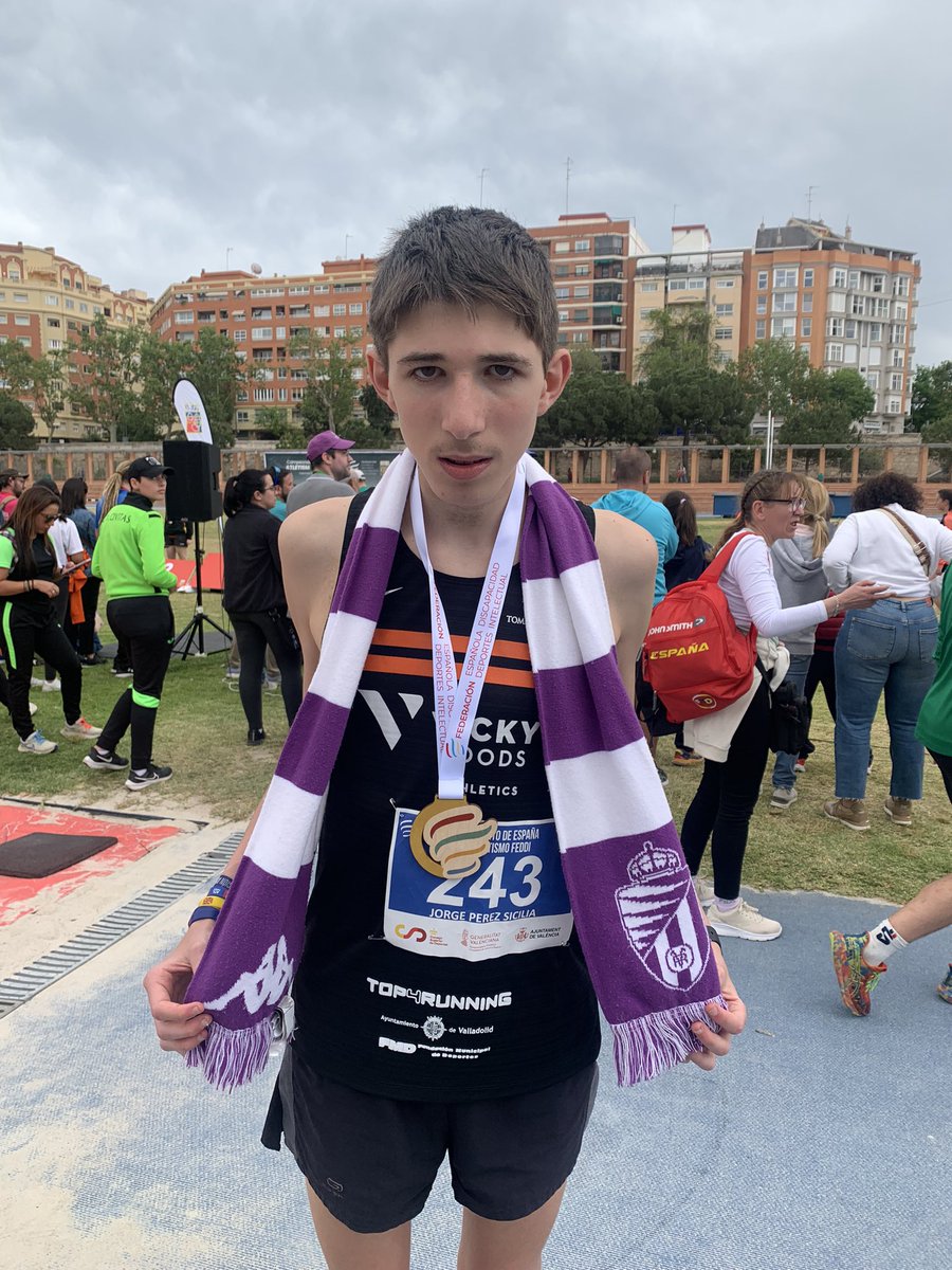 Campeón de España en Valencia en 400 metros FEDDI ( deportistas con discapacidad intelectual) y lo más que le preocupa es llegar a ver a su equipo @realvalladolid . Ya de camino …. Esperemos que lleguemos