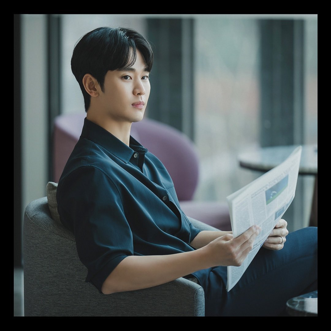 despite the messy writing, still grateful because QOT brought out the best of soo hyun's features. baek hyun woo will go down as one of soo hyun's best looking character. he's surely an eye candy 🫶

#KimSooHyun
#QueenOfTearsEp16