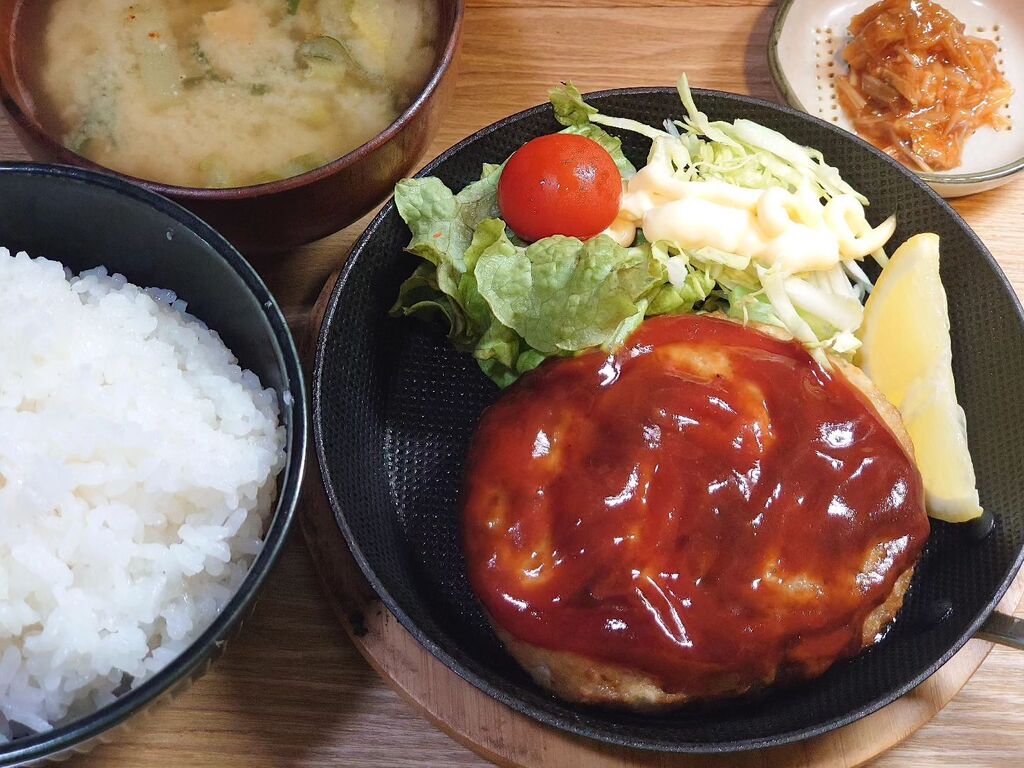 #humbergsteak #lemon #salad #nameko #misosoup #soup #rice #dinner #mealathome #cooking #takekitchen #japanesefood #instafood #夕食 #夕ご飯 #夕ごはん #夕飯 #おうちごはん #自宅飯 #料理 #料理男子 #料理好きな人と繋がりたい #料理記録