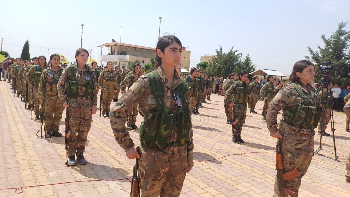 Şehîd Zozan Hesekê Bi Merasîmeke Girseyî Hat Oxirkirin Fermandara YPJ’ê Zozan Hesekê ku di 2-4 2024’an de şehîd bibû, , îro bi merasîmeke bi heybet li pakrewangeha şehîd Dijwar ya bajarê Hesekê hate oxir kirin. Merasîm bi tevlîbûna girseyeke... ypjrojava.net/?p=18188