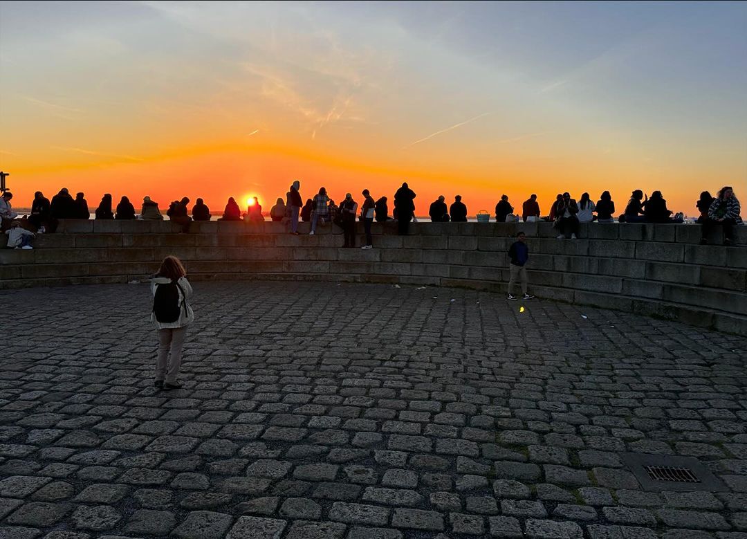 One of the most popular spots to watch the sun go down in Dublin🌅⁠
⁠
📷 @sharonlongphotos ⁠
📍 Howth Harbour