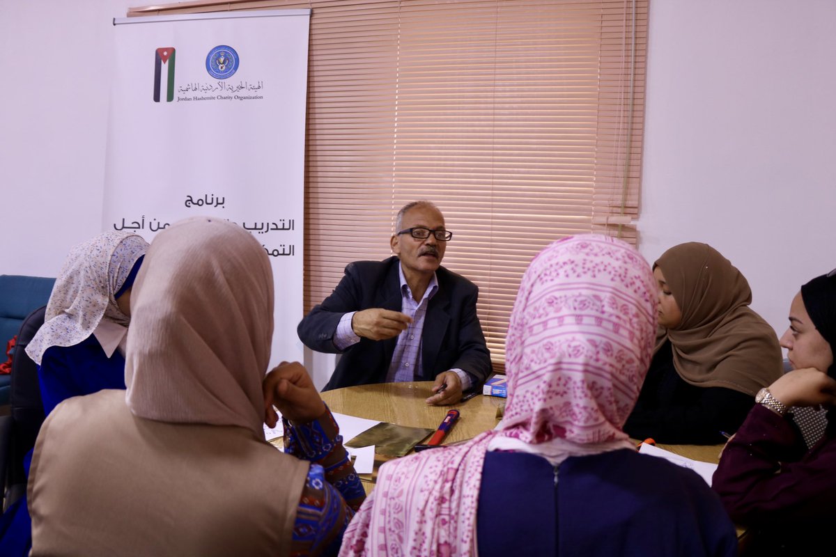 يشمل برنامج 'التدريب والتعليم من أجل التمكين للسيدات الأردنيات' على تدريبات في الدعم النفسي والتوعية القانونية والتدريبات المهنية. ينفذ هذا البرنامج بدعم من مؤسسة فورد. @FordFoundation