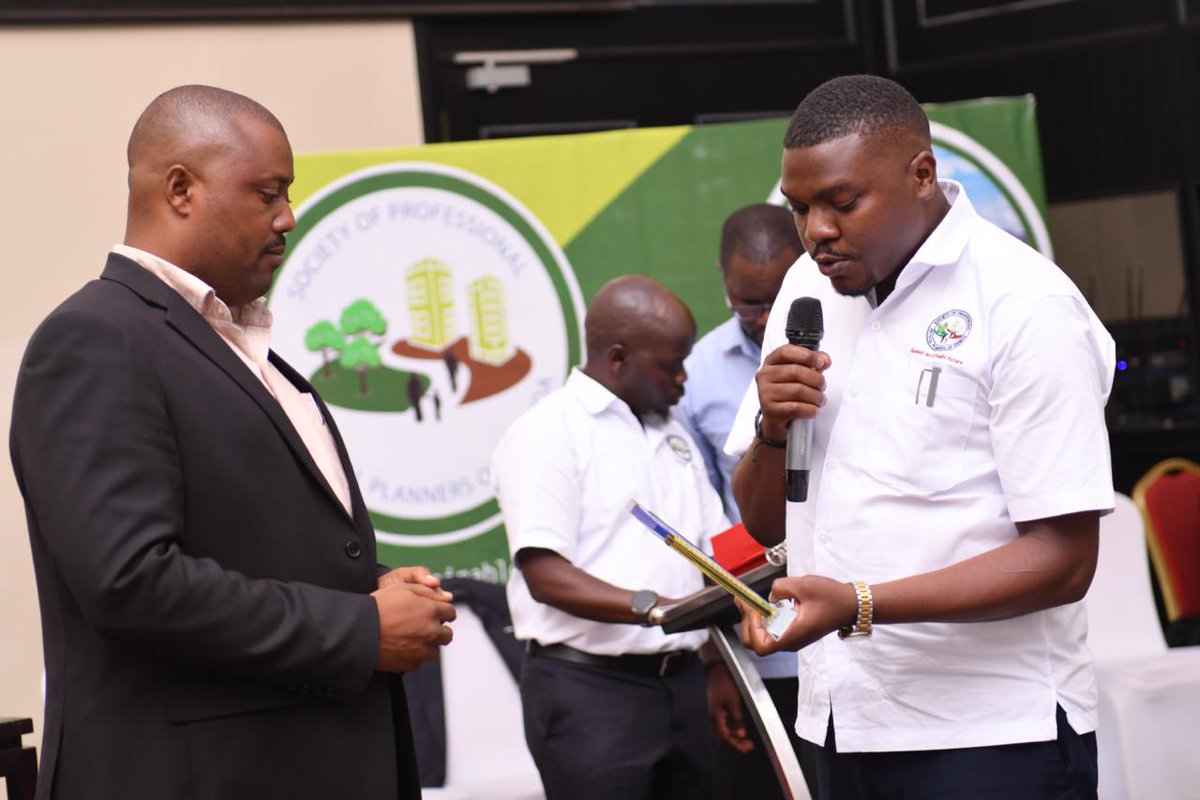 SPPPU_ug's tweet photo. Photo Moments as the IEC Chairperson, Mr. Odella Brian handed over the Tools of Power to the EC President Elect of the #SPPPU, Mr. Nampendho Charles at our inaugural AGM that took place on Friday, 26th April 2024 at Mestil Hotel, Kampala.

#AGMSPPPU https://t.co/TWWIoGkzl0