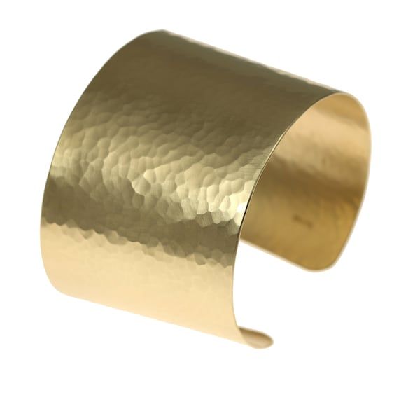 Looking for a statement piece? Our Hammered Gold Cuff Bracelet offers a bold, elegant look that's hard to miss! 😍💫

Daily Jewelry Tips 👉🏼 @johnsbrana.

#GoldCuff #StatementJewelry #JohnsBrana
buff.ly/3Uzora7