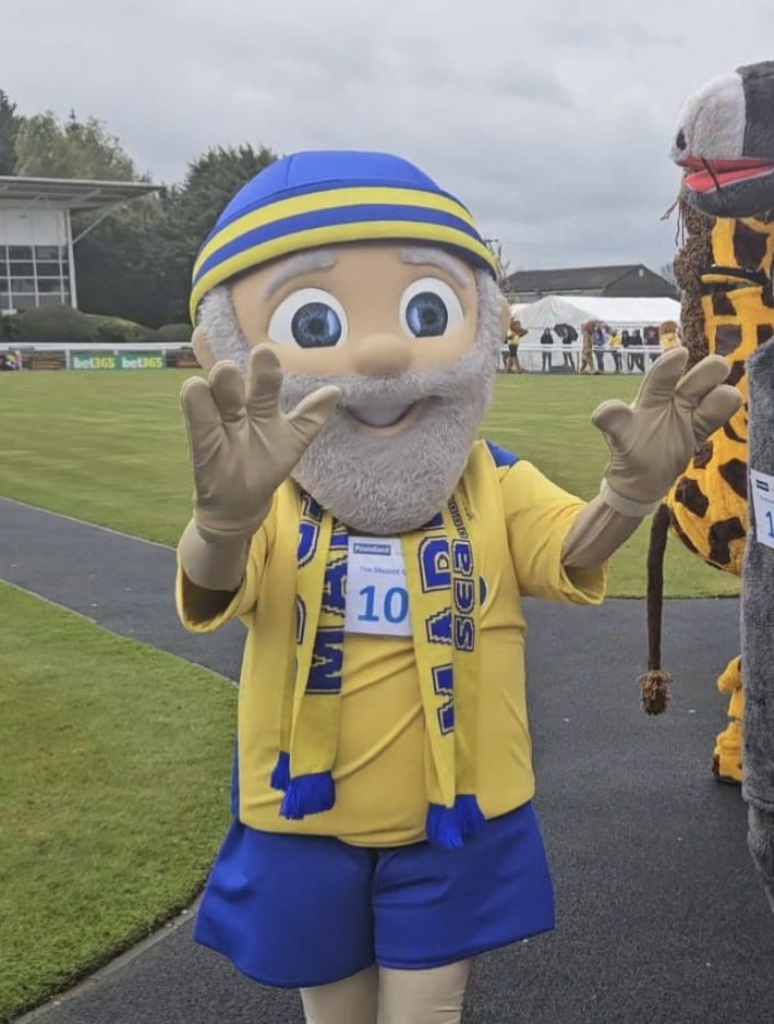 Doing a fantastic job in representing the club our very own Seasider Sid in The Mascot Gold Cup here at Wetherby Races! You can support Sid and the club via: gofund.me/64f85733
