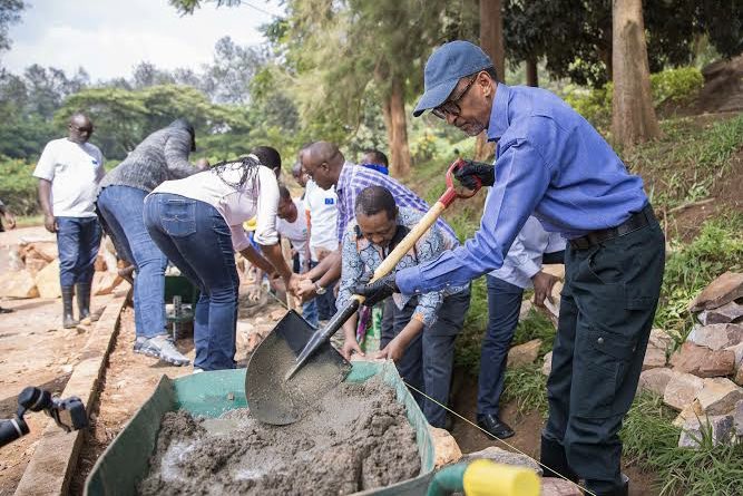 Rwanda is known as ‘The Cleanest Country in Africa’, its streets are completely litter free. One of the ways Kagame ensured this was by introducing mandatory monthly 3hr community service for every citizen called UMUGANDA in which they pick up trash and make other improvements 🧵