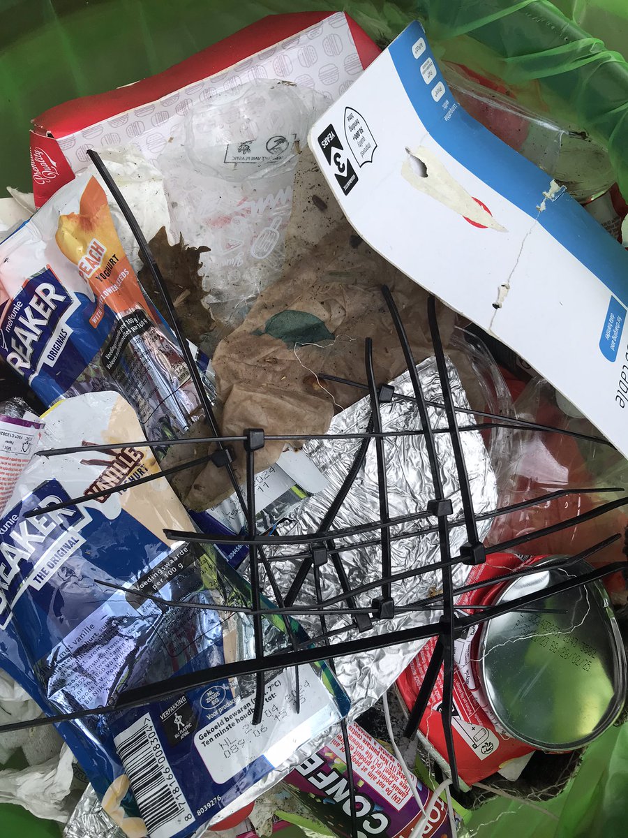 #thedayafter #koningsdag2024: de opbrengst van een leuke nationale feestdag. <a href="/gemTiel/">gemeente Tiel</a>: minstens 50 afgeknipt ty-wraps van de Veemarkt opgeruimd. Dat kan de evenementorganisatie ook zelf doen. #kleinemoeite