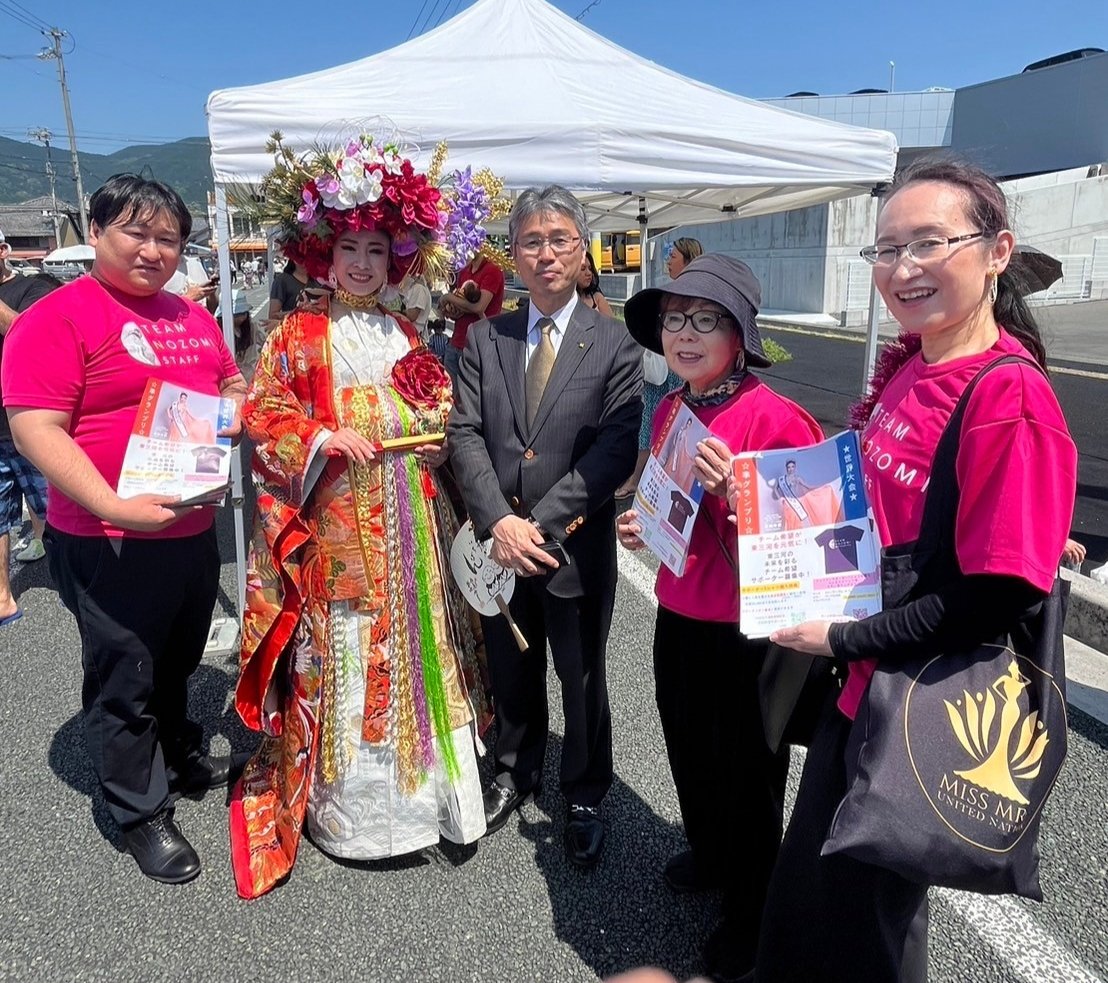 新城市の軽トラ市にて。
市長さんとチーム希望、記念撮影していただきました。
ありがとうございました💕
#愛知県新城市
#軽トラ市
#チーム希望　
#疋田希望