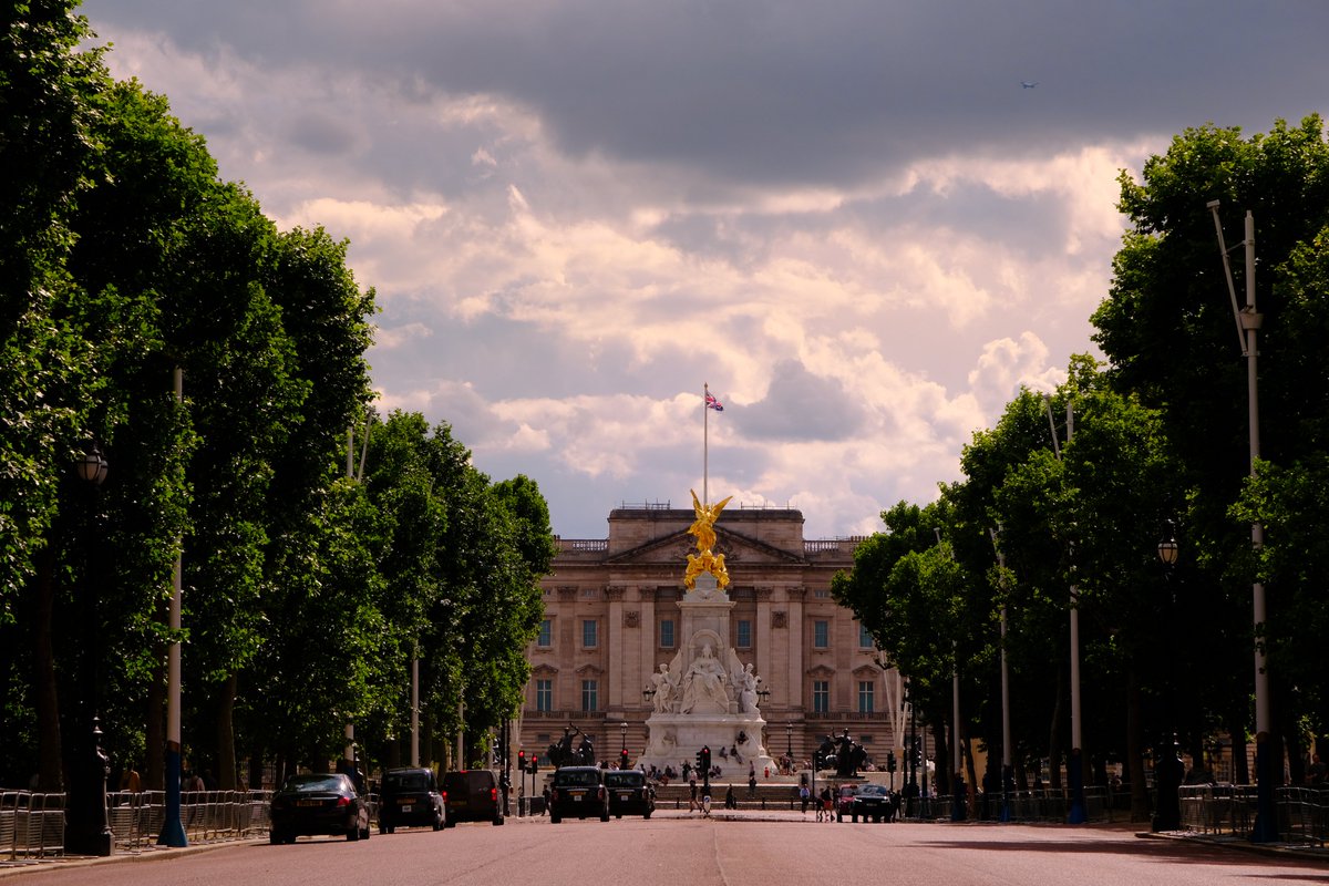 'A symbol of British monarchy for centuries, Buckingham Palace stands grand in the heart of London.' 

#London #BritishRoyals #TravelPhotography #Travelgram #photooftheday  #BuckinghamPalace