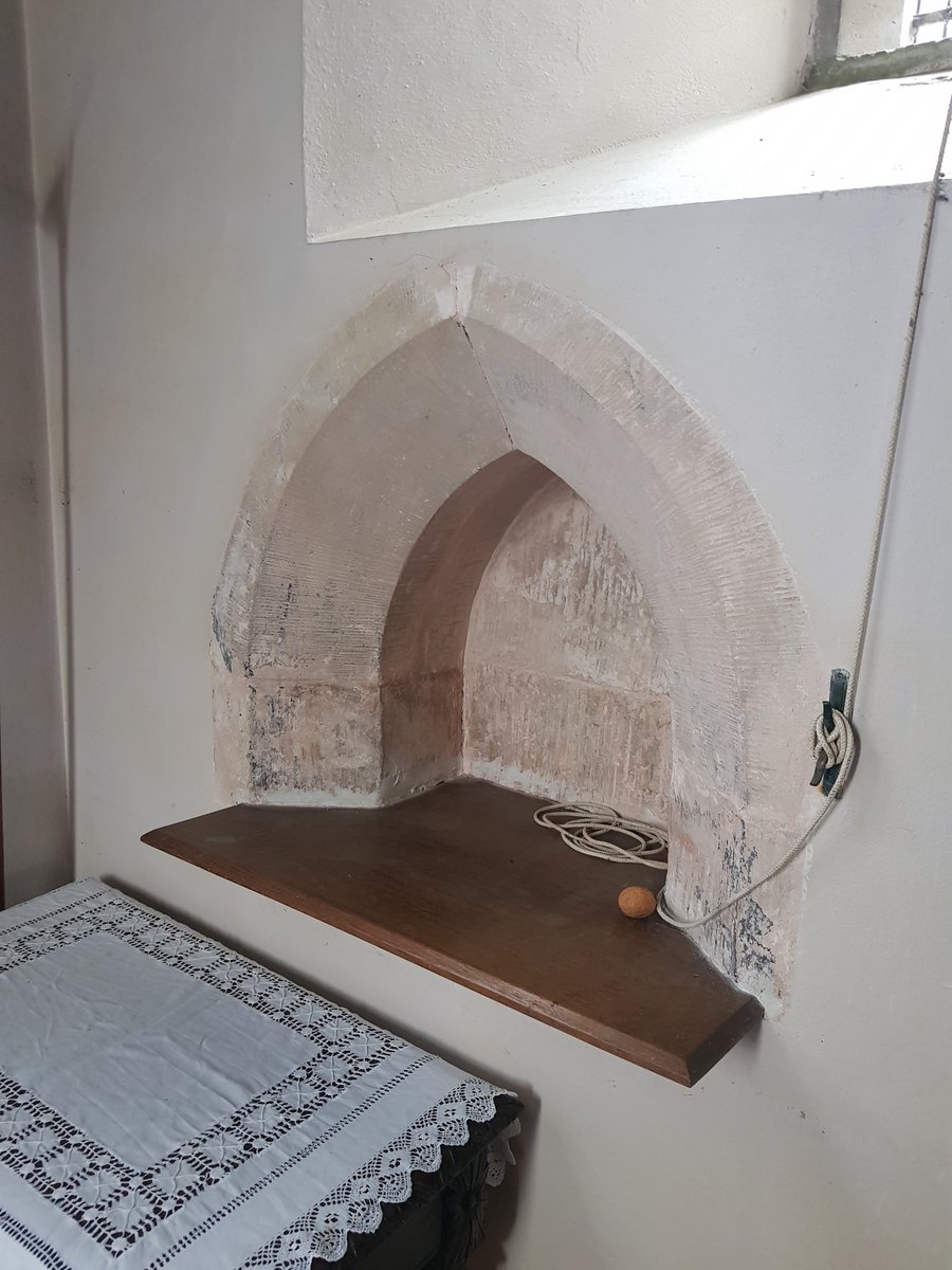 C15 piscina, south wall chancel. Someone has done a really good job with the fitted shelf! #AllSaintsWoodford #StoneworkSunday #SundayStonework