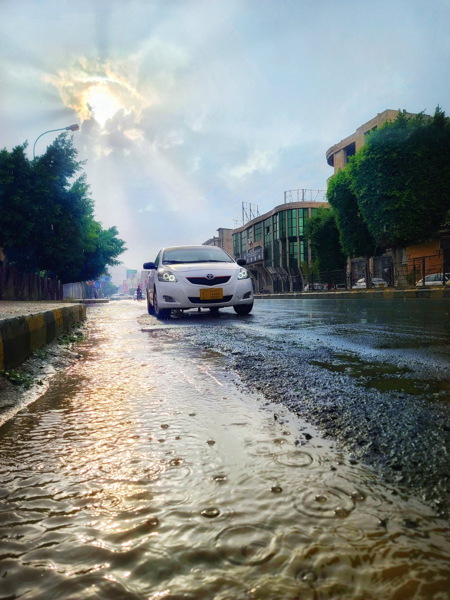 صورة اليوم 🤳 مطر وشمس سبحان الله والجو .. #صنعاء #اليمن