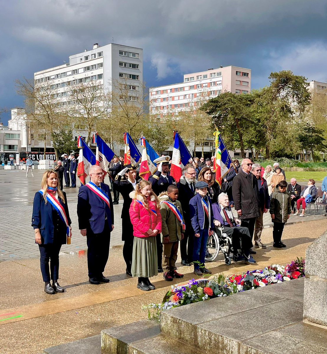 Ce matin, j’ai rendu hommage aux victimes et héros de la déportation aux côtés de Pierre Gragnic 105 ans en juillet prochain. Très émue et honorée de rencontrer ce héros, déporté au camp de concentration de Neuengamme (Allemagne).