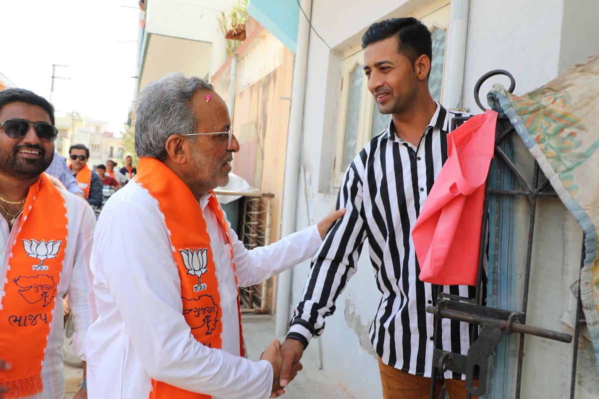 arjunmodhwadia's tweet photo. !!.. ખાપટનો શંખનાદ, કમળના નિશાને જ મતદાન ..!!

પોરબંદરના ખાપટ વિસ્તારમ��ં વન ટુ વન લોકો સાથે મુલાકાત કરી ભારતીય જનતા પાર્ટીના સમર્થનમાં મતદાનની અપીલ કરી!

લોકો સાથે હાથ મીલાવતા એક ઉર્જા અનુભવાય છે. લોકોનો અતૂટ વિશ્વાસ પોરબંદરની પ્રગતિ માટે કામ કરવાની પ્રેરણા આપી રહ્યો છે.

આપનો આ વિશ્વાસ અને આશીર્વાદ જ મારી શક્તિ છે.
#porbandar #FirEkBaarModiSarkar
#પોરબંદર_છે_મક્કમ_અર્જુનભાઈ_સાથે_અડીખમ