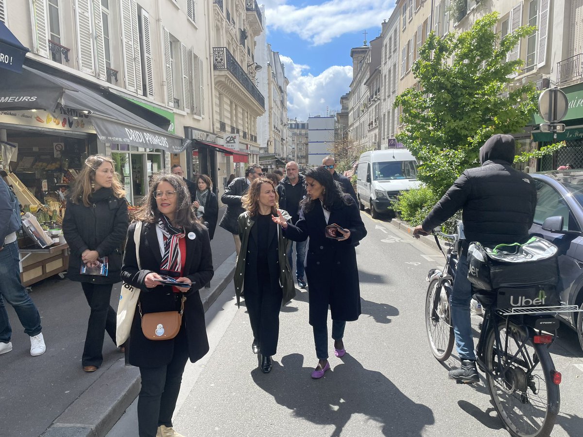 Merci à @CZacharopoulou et @dburkli pour leur présence ce matin rue des Martyrs. En grand nombre avec des militants @HorizonsParis9 et @MoDemParis9, nous avons pu exposer les avantages de l’Europe aux riverains de l’arrondissement. 🇪🇺